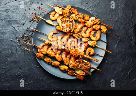 Gamberi alla griglia e cozze su bastone di legno Foto Stock