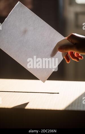 Immagine concettuale di una persona che vota, che ha fatto un voto in una stazione di voto, durante le elezioni. Foto Stock