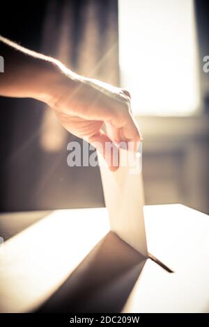 Immagine concettuale di una persona che vota, che ha fatto un voto in una stazione di voto, durante le elezioni. Foto Stock