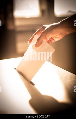 Immagine concettuale di una persona che vota, che ha fatto un voto in una stazione di voto, durante le elezioni. Foto Stock