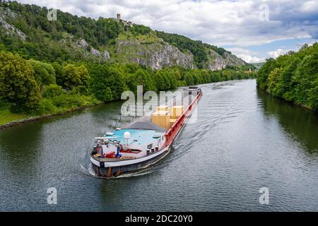 Chiatta sul fiume Altmuhel in una valle idilliaca (Baviera, Germania) Foto Stock