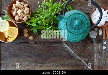 Preparare un delizioso tè con foglie di menta fresca e cubetti di zucchero Foto Stock