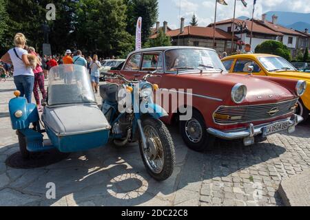 Opel Record veterano auto d'epoca e moto d'epoca con cesto. Foto Stock