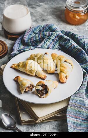 Croissant al cioccolato appena sfornati con latte per colazione Foto Stock