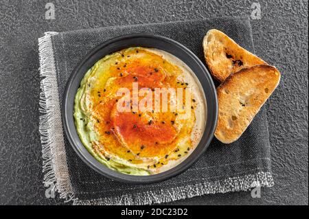 Ciotola di guacamole e hummus con pane tostato Foto Stock