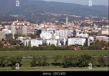 Il croato nazionale della radio e della televisione di costruzione e la città di Zagabria in background Foto Stock