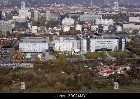 Il croato nazionale della radio e della televisione di costruzione e la città di Zagabria in background Foto Stock