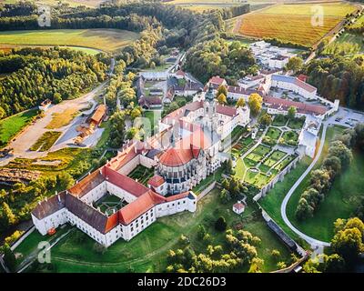 Stift Zwettl nella regione di Waldviertel, bassa Austria. Vista aerea del famoso monastero durante l'estate. Foto Stock