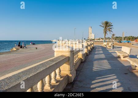 Strada di pietra di Jeddah Corniche, 30 km località costiera della città di Jeddah con strada costiera, aree ricreative, padiglioni e sculture civiche a Jeddah, Foto Stock