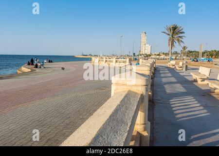 Strada di pietra di Jeddah Corniche, 30 km località costiera della città di Jeddah con strada costiera, aree ricreative, padiglioni e sculture civiche a Jeddah, Foto Stock
