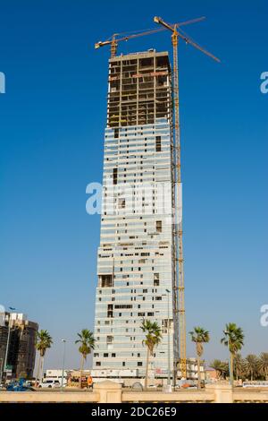 Grattacielo in costruzione situato presso la Jeddah Corniche, 30 km di zona turistica costiera della città di Jeddah a Jeddah, Arabia Saudita Foto Stock