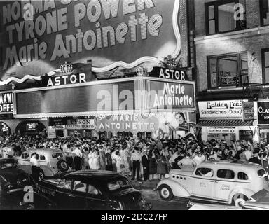 Folla esterna al Premiere all'ASTOR THEATRE di New York il 16 agosto 1938 di NORMA SHEARER e TYRONE POWER in MARIE ANTOINETTE 1938 regista W.S. VAN DYKE Metro Goldwyn Mayer Foto Stock