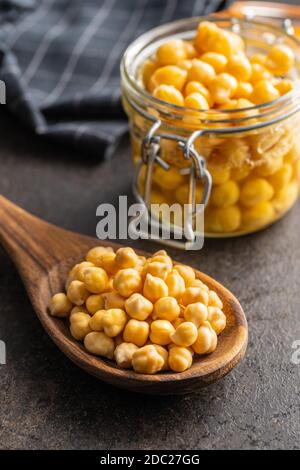 Ceci sani. Gustoso supercibo in cucchiaio di legno. Foto Stock