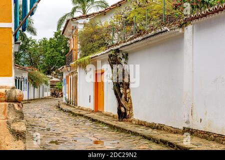Strade di ciottoli e vecchie case in stile coloniale Le strade della città vecchia e storica di Paraty fondata nel 17 ° secolo sulla costa Foto Stock