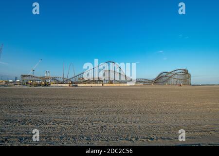 Un grande montagne russe di legno su un molo presso il Passerella nel Wildwood, New Jersey Foto Stock