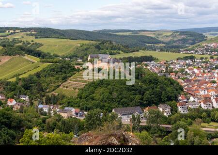 Vista panoramica da Rheinrofenstein alla città di Bad Muenster am Stein-Ebernburg con il castello di Ebernburg Foto Stock