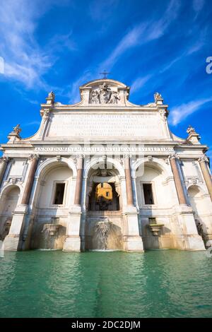 La Fontana dell'Acqua Paola noto anche come il fontanone ("la grande fontana') è una fontana monumentale situato sul colle del Gianicolo a Roma. Foto Stock