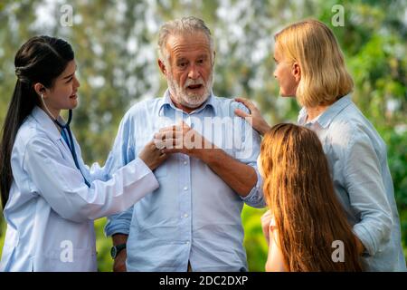 Felice famiglia sana e dottore di parlare nel parco. Persone sanitario e medico personale concetto di servizio. Foto Stock