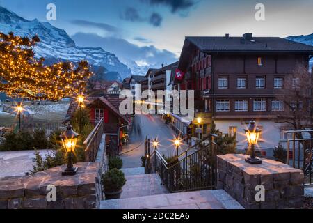 Dorfstrasse in Wengen, regione di Jungfrau, Oberland bernese, alpi svizzere, Svizzera, Europa Foto Stock