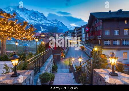 Dorfstrasse in Wengen, regione di Jungfrau, Oberland bernese, alpi svizzere, Svizzera, Europa Foto Stock