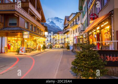 Dorfstrasse in Wengen, regione di Jungfrau, Oberland bernese, alpi svizzere, Svizzera, Europa Foto Stock