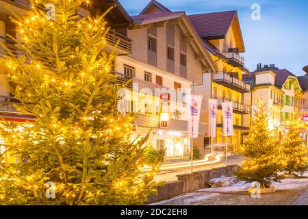 Dorfstrasse in Wengen, regione di Jungfrau, Oberland bernese, alpi svizzere, Svizzera, Europa Foto Stock