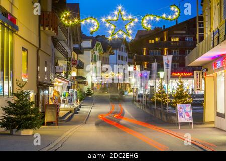 Dorfstrasse in Wengen, regione di Jungfrau, Oberland bernese, alpi svizzere, Svizzera, Europa Foto Stock