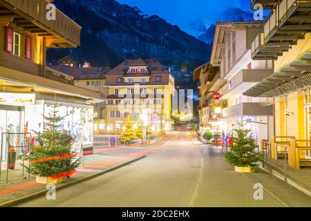 Dorfstrasse in Wengen, regione di Jungfrau, Oberland bernese, alpi svizzere, Svizzera, Europa Foto Stock