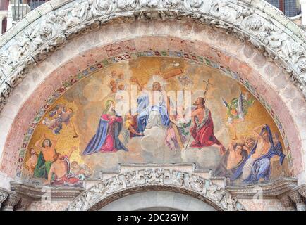 Antico mosaico dorato nella Basilica di San Marco in Venezia che simboleggia la risurrezione di Cristo risorto Gesù e i santi Foto Stock