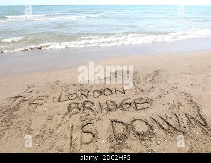 il ponte di londra è giù, che è il nome del Operazione quando la Regina d'Inghilterra muore scritto su spiaggia Foto Stock