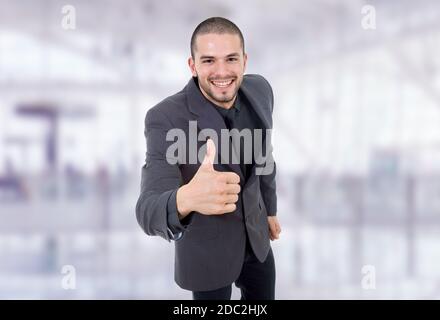 Giovane uomo d affari andando pollice in alto Foto Stock