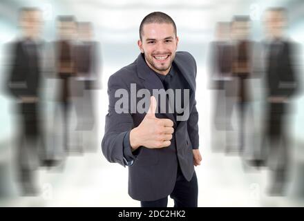 Giovane uomo d affari andando pollice in alto Foto Stock