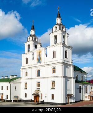 Cattedrale dello Spirito Santo skyward vista con le nuvole, Minsk, Bielorussia Foto Stock