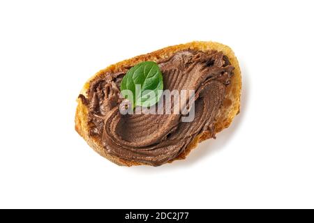 Fetta di pane con pasta di cioccolato su bianco Foto Stock