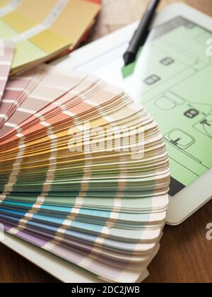 Ventilatori a colori con un computer tablet su una scrivania, architetti o concetto di home planning, ristrutturazione o rilocazione Foto Stock