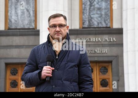 Non esclusivo: KIEV, UCRAINA - 18 NOVEMBRE 2020 - Consigliere al capo dell'Ufficio Presidenziale Ihor UmanskyI parla alla stampa delle sue dimissioni durante Foto Stock