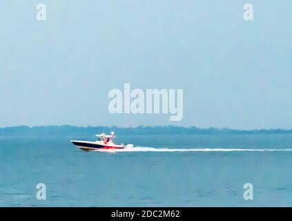 Barca che corre veloce subito prima della caduta notturna, East Hampton, NY Foto Stock