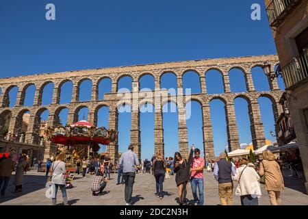 SEGOVIA, Spagna - 27 Aprile 2019: Paesaggio di acquedotto romano, il famoso punto di riferimento di Segovia, Spagna Foto Stock