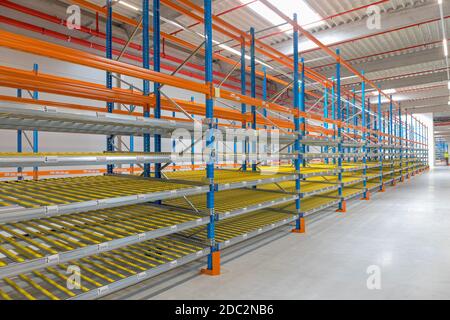 Scaffalatura rack Gravity Flow nel magazzino di distribuzione Foto Stock