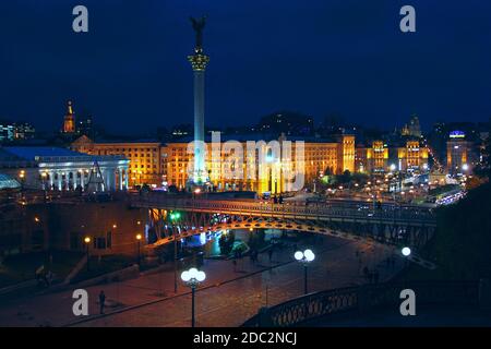 Panorama di Piazza Indipendenza a Kiev di notte. Luci della città di notte. Panorama della parte centrale di Kyiv illuminato da luci di notte. Kiev a n Foto Stock