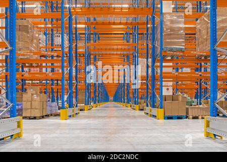 Corridoio sotto il sistema di scaffalatura nel magazzino di distribuzione Foto Stock