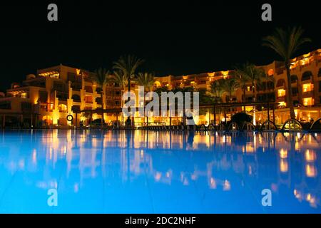 Hotel a cinque stelle con piscina in serata. Istantanea notturna. Stile di vita. L'area ricreativa si trova in un lussuoso hotel a cinque stelle. Luci di evenin Foto Stock