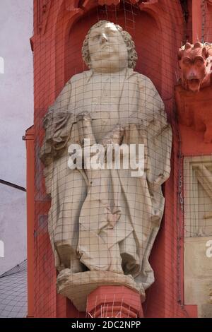 San Filippo Apostolo statua sul portale della Marienkapelle in Wurzburg, Baviera, Germania Foto Stock