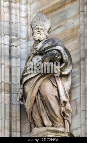 San onorato, statua nel Duomo di Milano e il Duomo di Santa Maria Nascente, Milano, Lombardia, Italia Foto Stock