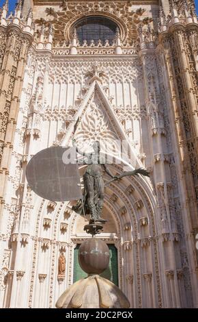 Statua del Giraldillo. Questo weathervane rappresenta il trionfo della fede cristiana sulla cima della Giralda. Replica. Siviglia, Spagna Foto Stock