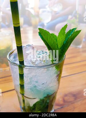 Cocktail chiamato Mojito su superfici di legno in un ambiente di festa Foto Stock