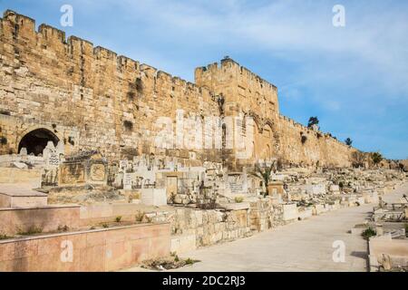 Israele, Gerusalemme, Bab Sitna Mariam cimitero islamico vicino a porta di Santo Stefano - la porta del Leone Foto Stock