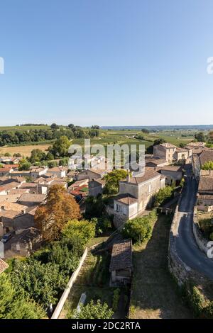 St Emilion, Francia - 8 Settembre 2018: vista panoramica di St Emilion, Francia. St Emilion è una delle principali aree vinicole del vino rosso di Bordeaux e molto p Foto Stock