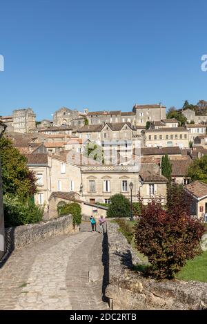 St Emilion, Francia - 8 Settembre 2018: vista panoramica di St Emilion, Francia. St Emilion è una delle principali aree vinicole del vino rosso di Bordeaux e molto p Foto Stock