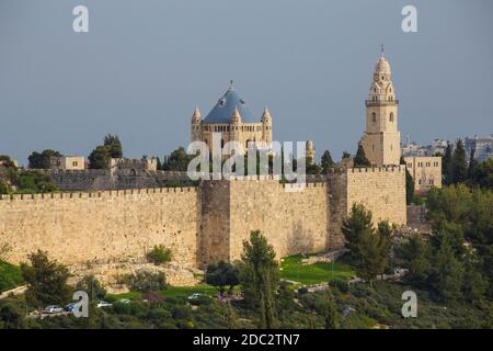 Israele, Gerusalemme, Vista delle mura della città guardando verso la Chiesa e il Monastero della Dormizione al Monte Sion Foto Stock